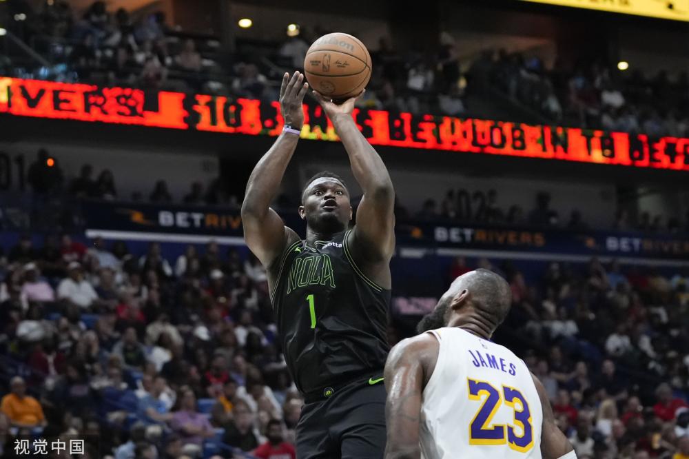 篮球赛场上 篮球赛场上